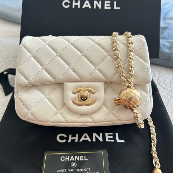 Chanel White Quilted Women's Bag - Picture 1 of 7
